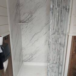 Dusche und rechts das Porzellan zu ahnen.
