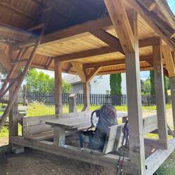 Shelter mit Schlafplatz im Obergeschoss