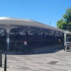 Fahrrad- Abstellanlage in Nantes am Bahnhof , geht auch 👍 (Vergleich Braunschweig)