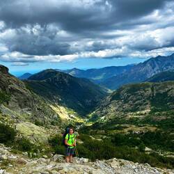 Ziemlich genau aus der Bildmitte kommen wir