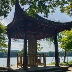 Le long du chemin : des kiosques, des stèles commemorantives, des ponts...