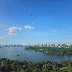 Du haut de la pagode de Leifeng, on a un panorama sur le lac et la ville éponyme