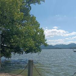 Mais aussi des jeunes femmes en tenues traditionnelles en pleine session photo