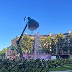 Verkehrsinsel mit Schreibtischlampen-Installation