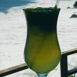 On the terrace of a restaurant located on a cliff at the Pacific, a lemonade with herba buena.