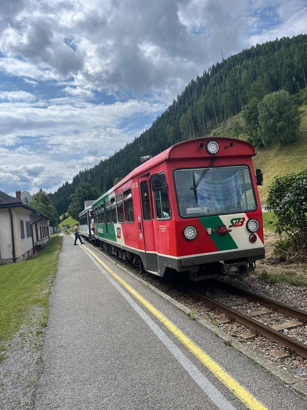 Wieder bringt uns eine Schmalspurbahn zum Start