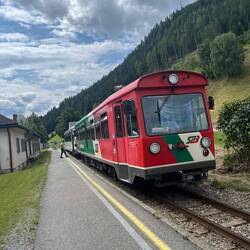 Wieder bringt uns eine Schmalspurbahn zum Start