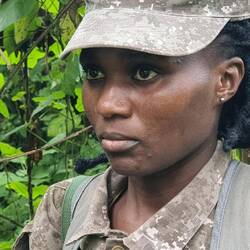 Und die hübsche Securiti Begleiterin mit 30 Schuß scharfer Monition