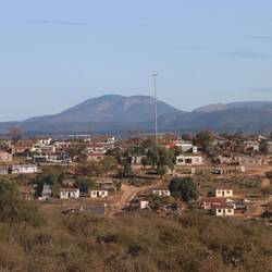 ...und Arbeitersiedlungen vorbei...