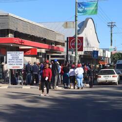 Vor den Banken überall riesige Schlangen