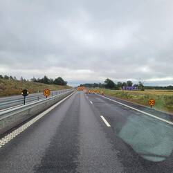 Hier wird bei einer Baustelle einfach mit Slalom die Geschwindigkeit reduziert