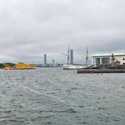 Marinemuseum im Hintergrund