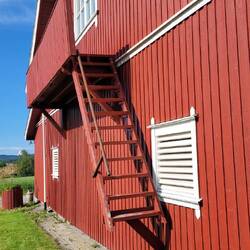 Mit Sprung nach oben