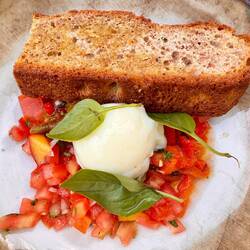 Perfektes Ei mit gegrillten Paprika und Focaccia – 9 €