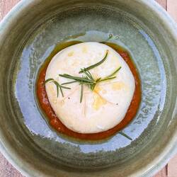 Geräucherter Burrata mit Aprikosenkonfitüre – 7 €