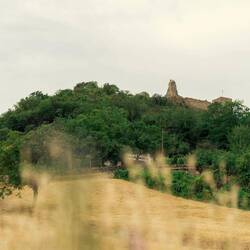 Blick auf die Ruine vom Fuß des Berges