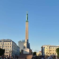 Das Freiheitsdenkmal, wurde ca 1920 errichtet, die 3 Sterne 🌟 symbolisieren Lettlands 3 Provinzen