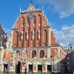 Das Schwarzhäupterhaus, war im 2. Weltkrieg abgebrannt und in den 1990er Jahren wieder aufgebaut,