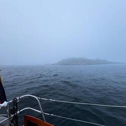 und Inseln. Andere Boote kommen uns nicht mehr entgegen.