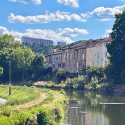 Vorort von Nancy: Rhein-Marne-Kanal entlang der Bebauung von Maxeville