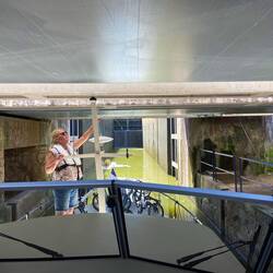 Die Antenne schabt an der Decke, das Toplicht knapp nicht: Brückenzufahrt in die Écluse de Frouard