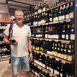 Kindliche Freude über das tolle Angebot an guten französischen Weinen