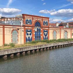 Am RMK: Großes Streetart-Stück „Nomade“ wie Buntglasfenster, Künstlerin: Koralie