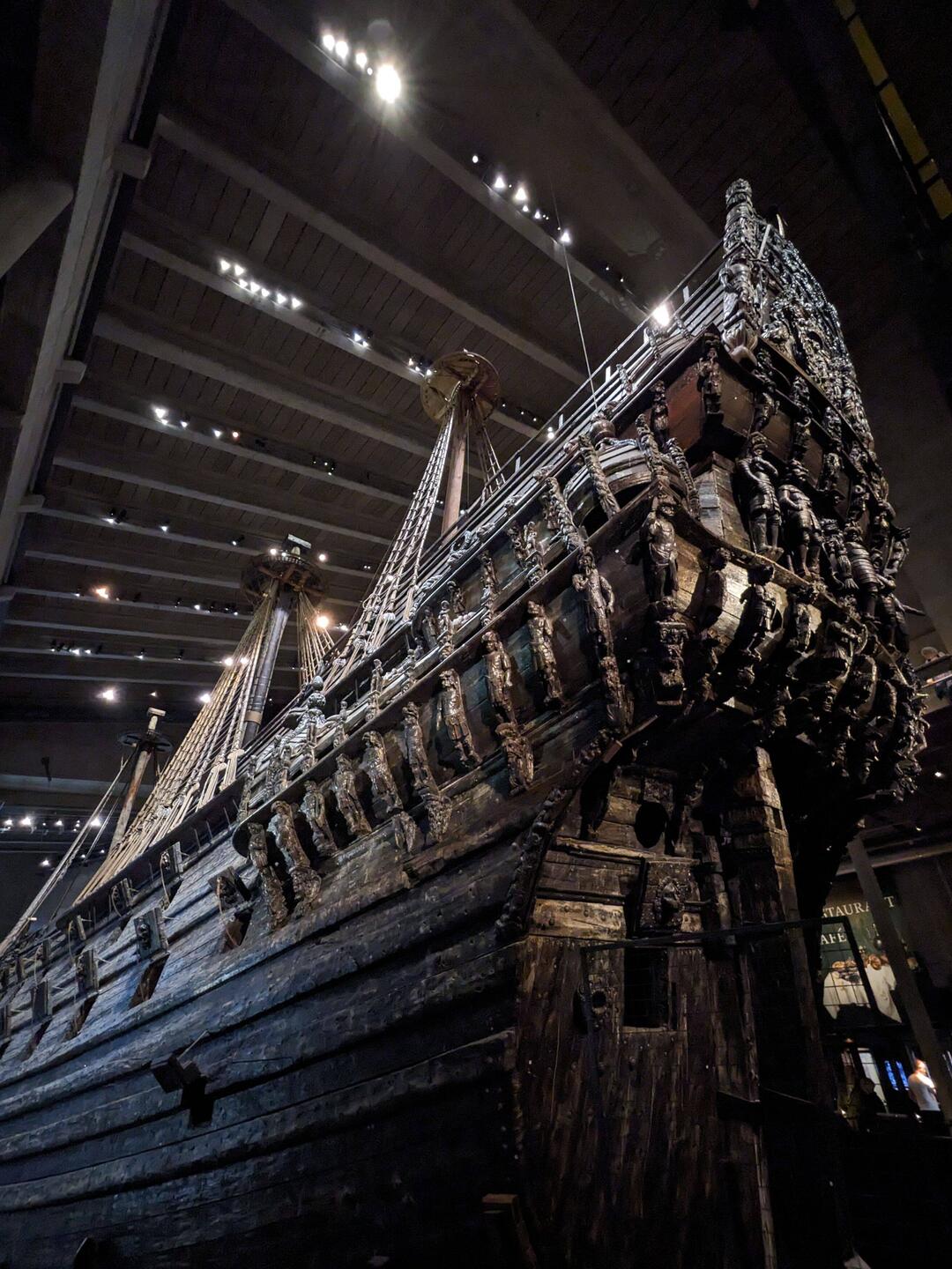 Fluch der Karibik? Nicht ganz, eher von Stockholm. Das Schiff Vasa sank bei ihrer Jungfernfahrt 🚢