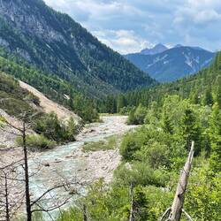 Am Karwendelbach entlang