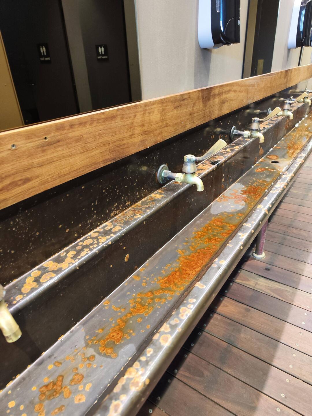 Waschplatz, mit dem Ellenbogen Wasser an machen, aber wie wäscht man sich dann die Hände?