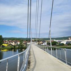Die Fußgängerbrücke von Haßmersheim