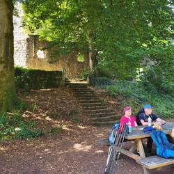 Rast an der Burg Stolzeneck