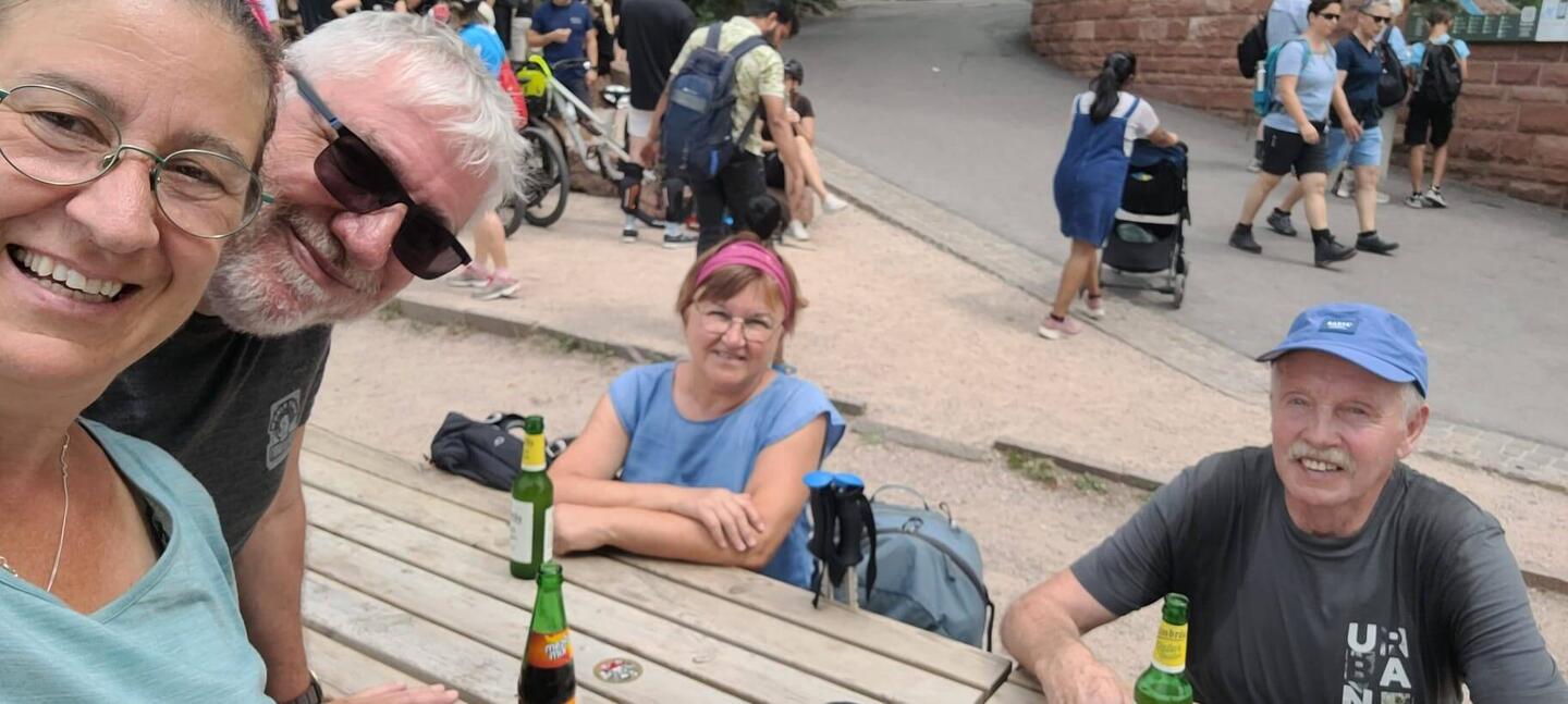 erschöpfte Wanderer am Ende des Neckarsteiges