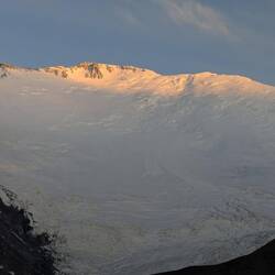 Die Abendsonne beleuchtet unser Ziel