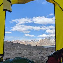 Unsere Aussicht aus dem Zelt (und genaue Beobachter finden auch eine Lieferdrohne)