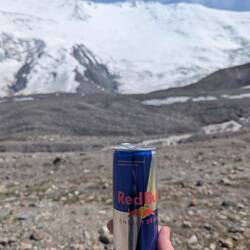 Das Gipfel-Red-Bull wird am Camp nachgeholt.