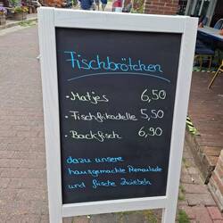 Da bleibt das Matjesbrötchen fast im Hals stecken...
