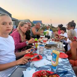 Traditionell mit Frenden essen