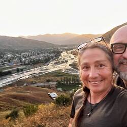 Links und rechts geht's steil runter. Super Ausblick, super Schlafplatz