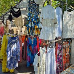 Auf dem Markt gibt es alles was das Frauenherz begehrt...Klamotten, Handtaschen, Schuhe Schmuck 🤣
