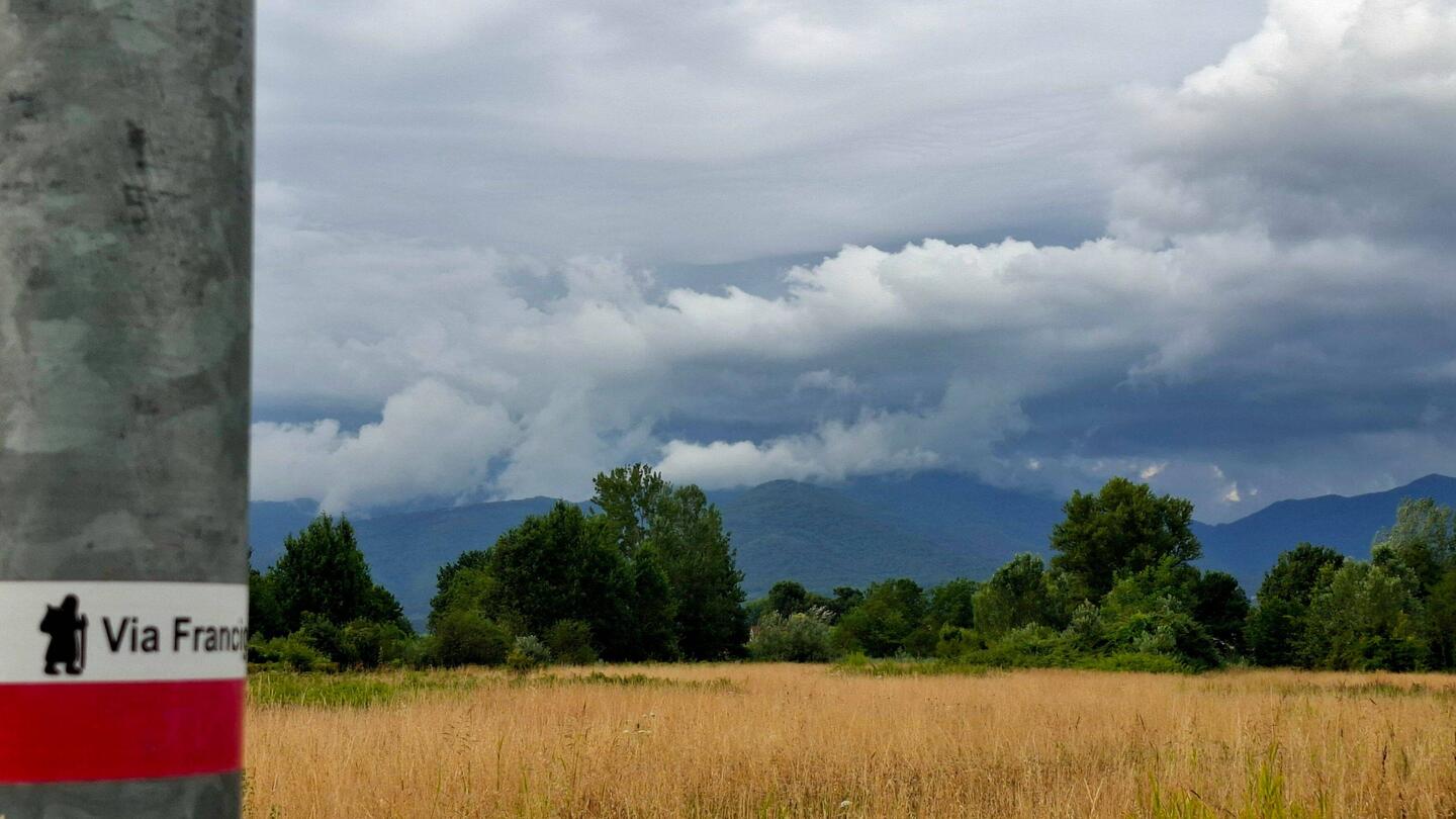 In het westen schuiven inktblauwe wolken binnen