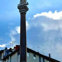 Iemand zwaait nog even als ik Lucca verlaat.