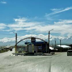 Nach dem Pass Sary-Tash... und die weißen Gipfel hören nicht auf...