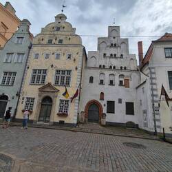 Die drei Brüder, in der Altstadt