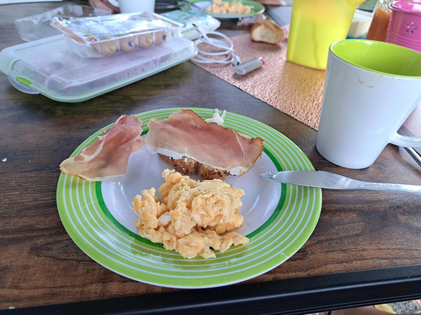 Zum Frühstück gab es gezwungenermaßen Rührei. Da uns die Eier entgegen gewürfelt sind