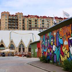 Streetart um die alte Fischhalle in Form einer Kirche. Und viele verschiedene Baustile.