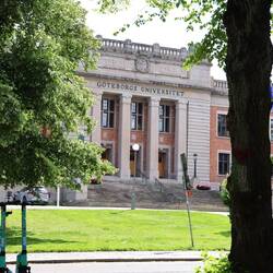 Die ehrwürdige Universität. Bildung und Kindererziehung ist hier überall gegenwärtig.