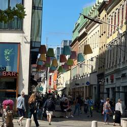 Dunkle Straßen werden dann halt beleuchtet.