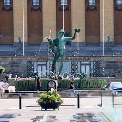 Poseidon am Ende der Prachtavenue, umringt von den wichtigsten historischen Gebäuden.