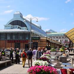 Die berühmte Markthalle mit Delikatessen und Speisen aus aller Welt.
